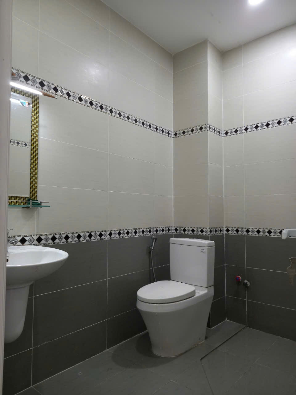 Bán Nhà hẻm Tân Sơn Nhì 4x15 nở hậu 4.08 trệt 3 lầu  5PN
